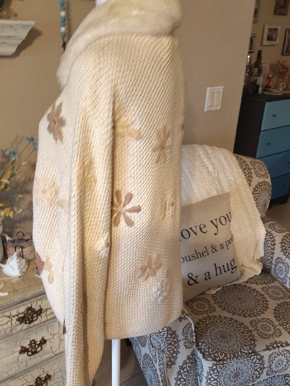 Vintage Cream Floral Applique Knit Cardigan with Faux Fur Collar - Picture 4 of 9